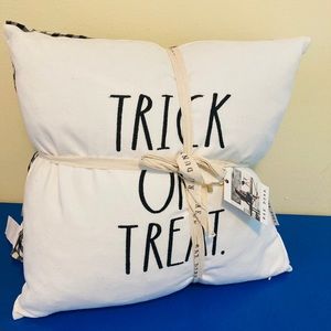 REA DUNN 2 PILLOWS NEW!!!